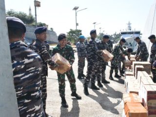 TNI AL Turun Tangan Tangani Dampak Gempa NTT, KRI Bung Hatta-370 Bawa Bantuan