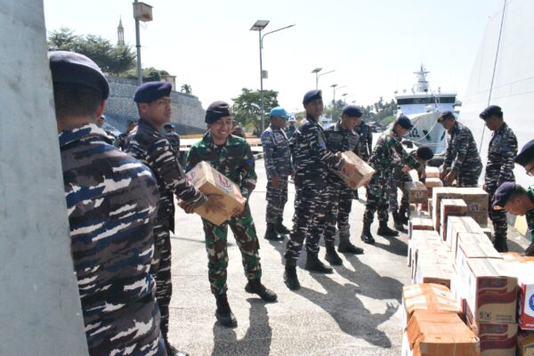 TNI AL Turun Tangan Tangani Dampak Gempa NTT, KRI Bung Hatta-370 Bawa Bantuan
