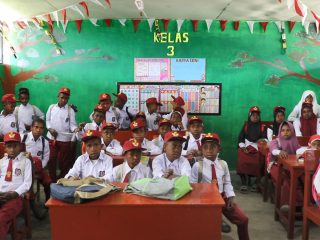 Satgas Pamtas Kewilayahan RI - PNG Yonif 645/Gardatama melaksanakan Renovasi Ruang Kelas Madrasah Ibtidaiyah Merasugun Asso Walesi
