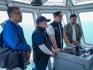 Tugboat Gunung Santri Menembus Gelombang, Wali Kota Robinsar bersama PWI-SMSI Cilegon Lakukan Pencarian Jurnalis Hilang di Selat Sunda