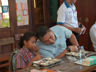 Keceriaan Anak-anak Sekolah di Kupang Makan MBG Bersama Sudaryono