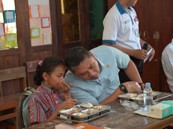 Keceriaan Anak-anak Sekolah di Kupang Makan MBG Bersama Sudaryono