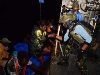 Aksi Kemanusiaan Di Laut Lepas, KRI WSH-991 Evakuasi 11 Warga Papua Nugini